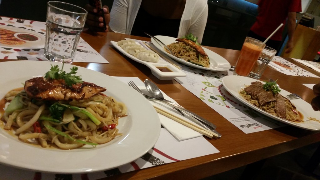 7 Tricks to Eating Healthy While Dining&nbsp;Out